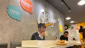 Q Burger加裝防疫、客人對坐，內用消費更安心。（圖／Q Burger提供）