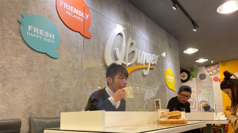 早餐店第一槍！這家用餐加裝防疫隔板