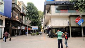 因武漢肺炎商店餐廳關閉  南德里一商圈冷清印度新德里市政府為控制武漢肺炎傳播，下令餐廳與商店關門至月底，南德里一熱鬧商圈變得很冷清。中央社記者康世人新德里攝  109年3月21日