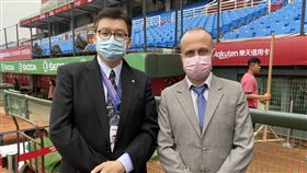 中職開幕戰將登場　推向國際提供英文轉播中華職棒31年球季11日起點燃戰火，為全球最早開打的職棒，轉播單位將把賽事直播提供給國際球迷觀賞，也推出雙語轉播，英文轉播找來WBSC亞洲特派王雲慶（左）及偉恩（Wayne McNeil）（右）擔任講評。中央社記者楊啟芳攝　109年4月11日