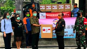 峇里島台商會致贈防疫箱峇里島台商會理事長蘇文炳（前排左）14日將台灣設計、峇里島生產的防疫箱捐給峇里島，由峇里島防災局局長瑪德（前排右）代表受贈。（中華民國駐泗水辦事處提供）中央社記者石秀娟雅加達傳真  109年4月14日