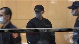 祝釩剛5萬元交保候傳，哥哥祝鏘博幫辦交保，離開時並未多說。（圖／記者楊佩琪攝）