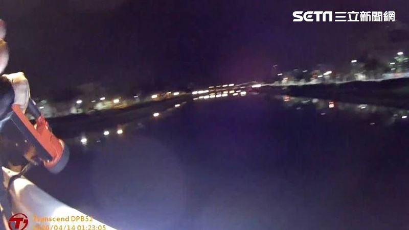 暗夜水中傳索命女聲　探頭一看他嚇傻