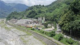 廢棄物清理業者違法傾倒污泥（1）彰化檢方查出有廢棄物清理業者將重金屬污泥違法賣給砂石場棄置回填，其中位於台中大安溪上游的砂石廠直接在場區內回填，一場大雨就可能把重金屬污泥沖入河川，造成水源污染。（彰化地檢署提供）中央社記者吳哲豪傳真  109年4月14日