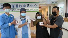 民眾送甜品為醫護人員加油打氣武漢肺炎（2019冠狀病毒疾病，COVID-19）疫情延燒，衛生福利部豐原醫院日前收到許多民眾送來的甜品、飲料，希望為醫護人員加油打氣，讓第一線醫護人員感覺超暖心。中央社記者趙麗妍攝　109年4月14日