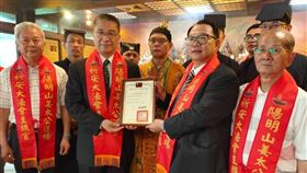 去年姜太公祝壽大典，內政部長徐國勇赴道場參拜，與道場主席羅世新(右二)合影。