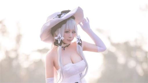 動漫迷「E奶苔苔」單身3年 誠徵男友cosplay全裸入鏡, 網路正妹美女分享