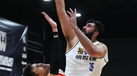 ▲布拉（Sim Bhullar）27分25籃板，裕隆勝璞園拿下季後挑戰賽首勝。（圖／中華民國籃球協會提供）