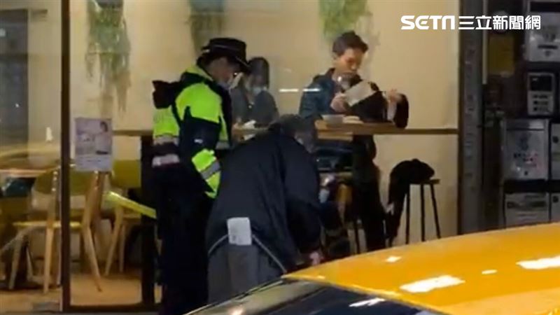 員警慢行扶老人返家　貼心動作網狂讚