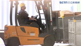 空運變海運!貨櫃塞爆 網:包裹1個月沒清關,堆高機,示意圖