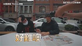▲林冠廷導演到台北街頭實測台北人的台語能力。（圖／台客劇場 TKstory 授權）