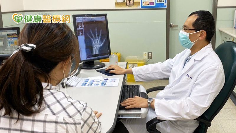 關節腫痛無法穿衣　恐類風濕性關節炎