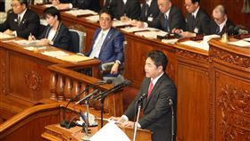 日本7都府宣布緊急事態！議員竟被抓包上「摸摸茶」尋歡（圖／翻攝自高井崇志推特）