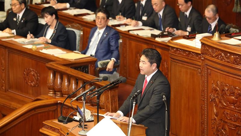 日本疫情狂燒！議員竟被抓包去摸摸茶