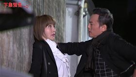 坤茂拉住杜芭拉「壁咚」。