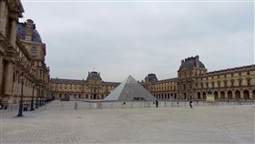 巴黎羅浮宮外拉起管制　廣場人跡罕至法國巴黎羅浮宮外拉起管制鐵柵，禁止一般民眾靠近。廣場上除偶有民眾路過，幾乎無人逗留。中央社記者曾婷瑄巴黎攝　109年3月24日