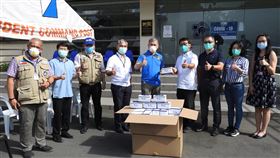 菲律賓台灣同鄉會捐5000片口罩　助菲國抗疫菲律賓台灣同鄉會副會長謝嘉卿（右3）和林登峰（右4）14日前往菲律賓災難風險縮減暨管理委員會捐贈5000片口罩，由災減會主席哈拉德（Ricardo Jalad）（中）代表接受。中央社記者陳妍君馬尼拉攝　109年4月14日