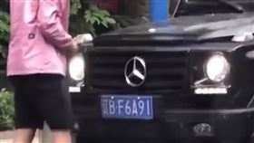 ▲于漢超與他的車牌。（圖／截取自微博影片）