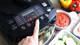 防疫在家輕鬆煮　萬用鍋品嚐世界美食