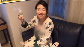蔡阿嘎曝光了老婆二伯在坐月子時擠母奶的過程。（圖／翻攝自YouTube）