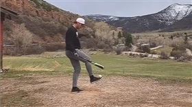 ▲Max Hilty腳背停球，空中甩棒後揮擊。（圖／翻攝自Max Hilty IG）