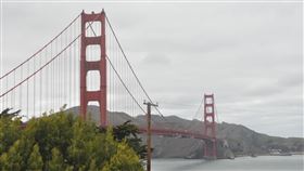 追蹤舊金山疫情  旅行史是關鍵加州大學舊金山分校台裔美籍醫師邱華彥領導的研究團隊指出，若病毒持續越境，暫停不必要的國內外長途旅行是必要的。圖3月23日舊金山受疫情影響，金門大橋車流減少，海灣無船航行。中央社記者周世惠舊金山攝　109年4月6日