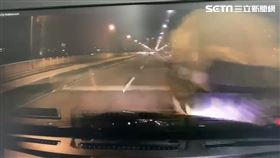 王男開車行經華中橋時，不慎追撞前方拋錨貨車釀禍。（圖／翻攝畫面）
