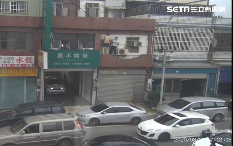 直擊／破製毒工廠　嫌裸上身爬窗逃命