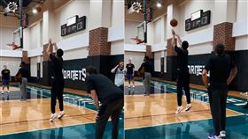 換我了沒？布克連進45球　隊友傻眼
NBA,鳳凰城太陽,Devin Booker,三分球,Ricky Rubio
翻攝自臉書粉絲團《Ballislife》