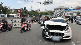 輔大學生駕瑪莎拉蒂　撞翻闖紅燈貨車
