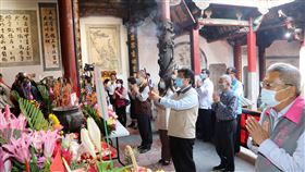 向媽祖祝壽  黃偉哲呼籲以花代香台南市長黃偉哲（前右2）15日前往中西區大天后宮向媽祖祝壽，保持社交距離，並呼籲信徒「以花代香」，祭拜眾人除黃偉哲手持一柱清香外，其他人雙手合十，神桌上則擺滿鮮花。（台南市政府提供）中央社記者張榮祥台南傳真  109年4月15日