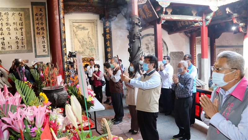 向媽祖祝壽　黃偉哲呼籲以花代香