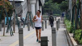 武漢肺炎嚴重影響印尼經濟雅加達實施大規模社會限制政策，許多經濟活動停擺，有民眾10日在蘇迪曼大道慢跑。印尼政府預估，武漢肺炎將嚴重衝擊經濟。中央社記者石秀娟雅加達攝  109年4月15日