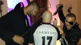 坐在板凳笑　鄧肯13年前今天被驅逐
NBA,聖安東尼奧馬刺,Tim Duncan,微笑吃T,Joey Crawford
翻攝自推特
