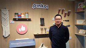 實體銷售降　Pinkoi加碼投資平台武漢肺炎疫情重創各產業，設計購物網站Pinkoi執行長顏君庭（圖）說，近期實體銷售額至少下降5成，線上銷售也下滑2、3成，讓他憂心許多業者無法度過這次難關，為此Pinkoi提出企業承諾並加碼投資平台。中央社記者鄭景雯攝　109年4月15日