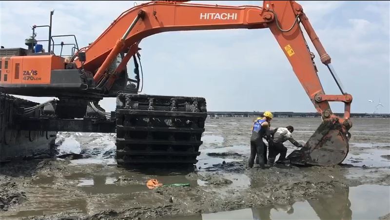 男半身陷泥灘　海巡調挖土機救命