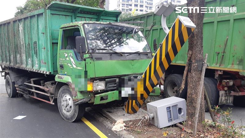貨車撞斷國家級相機　網歪翻：真英雄