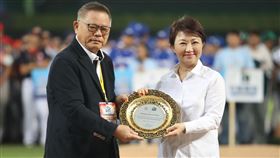 亞洲棒球總會感謝台中承辦棒球盛事2019第29屆亞洲棒球錦標賽14日起在台中開打，亞洲棒球總會會長彭誠浩（左）在開幕式中，頒發感謝獎牌給4度承辦亞洲棒球盛事的台中市，由市長盧秀燕（右）代表接受。中央社記者張新偉攝　108年10月14日