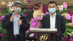 預購肥料實名制上路  下一步推動農民卡預購肥料實名制15日上路，農委會主委陳吉仲（右）表示，首度直接補貼農民肥料費用，並將藉此建置50萬到60萬個農民資料來推動農民卡；副主委陳駿季（左）說，這個運作機制下來，可以補齊過去比較沒有跟農委會往來的實耕農民資料，規劃今年內讓農民卡上路。中央社記者楊淑閔攝  109年4月15日