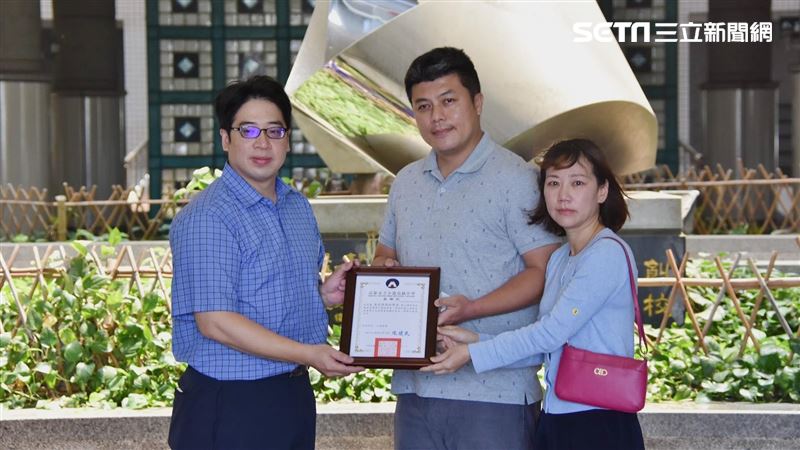 強忍喪子之痛…夫妻一舉動令人動容