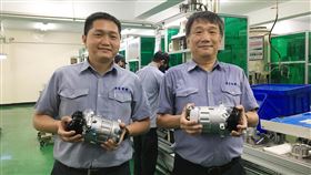 湧盛擴充第3條半自動化生產線  攻南半球市場湧盛電機積極布局南半球市場，縮小淡旺季差異，董事長萬正在（右）表示，今年規劃擴充第3條半自動化生產線。中央社記者張建中攝  109年4月15日
