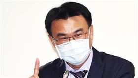 陳吉仲立院備詢立法院經濟委員會15日審查「農民退休儲金條例草案」，農委會主委陳吉仲（圖）列席備詢。中央社記者施宗暉攝  109年4月15日