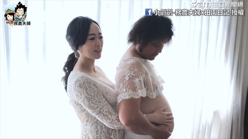 陪老婆拍孕婦寫真　尪露偽孕肚成焦點