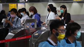 北捷出入口防疫人員監控體溫因應武漢肺炎疫情，台北捷運中山站出入口設有專人配戴口罩、護目鏡及防護衣，監測進站旅客體溫。中央社記者王騰毅攝　109年4月15日