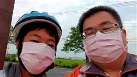 國中校長戴粉紅口罩　性平教育最好示範彰化竹塘國中校長黃仲平（右）戴上粉紅色口罩，與學生合照，並把照片貼上個人臉書，成為性平教育最好示範。（黃仲平提供）中央社記者吳哲豪傳真 109年4月15日