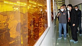 參訪望隼科技　徐耀昌讚創新研發實力苗栗縣長徐耀昌（前左）15日參訪隱形眼鏡製造業「望隼科技」，肯定業者優異研發創新實力。（苗栗縣政府提供）中央社記者管瑞平傳真　109年4月15日