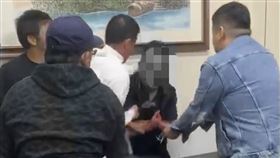 台中黑道大哥欠債　小弟不給臉持衝鋒槍擊頭滿臉血（圖／翻攝畫面）