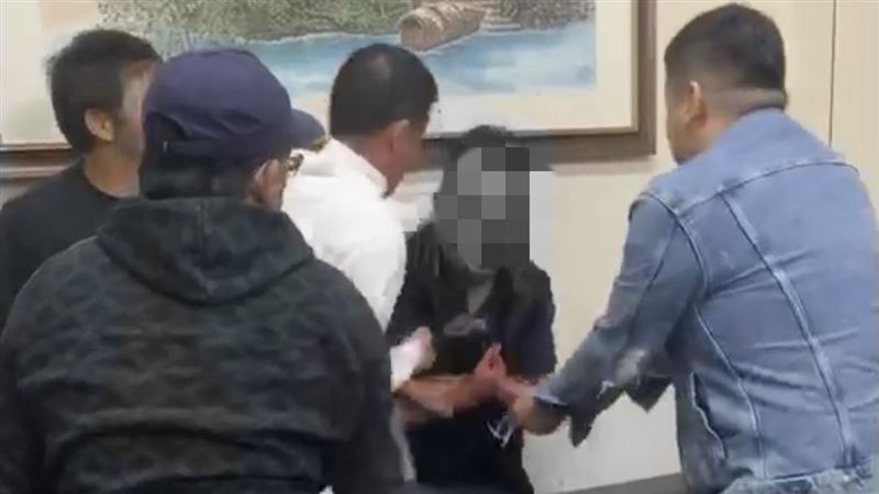 討債拿槍狠K爆頭　拍片PO網引警逮