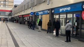 英國超市外排隊人潮英國實施保持社交距離政策，超市外以膠帶標示距離。中央社記者戴雅真倫敦攝  109年4月14日