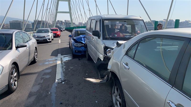 新／市民大道6車連撞　車輛嚴重回堵